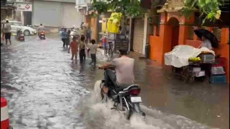 સુત્રાપાડામાં પડેલા વરસાદને કારણે સરસ્વતી નદી પર આવેલ માધવરાય મંદિર જળમગ્ન