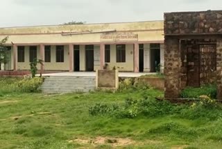 इंटरवेल में छात्र से पकड़वाता था मछलियां