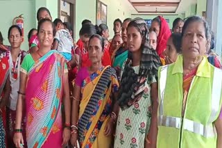 womens protest against liquor shop open