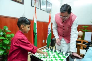 CM Dhami Play Chess With Tejas Tiwari