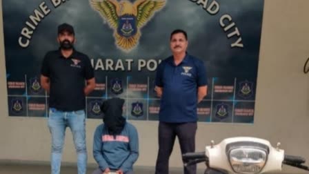 ahmedabad-crime-branch-arrested-a-man-who-extorting-money-by-giving-the-identity-of-the-police