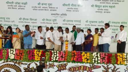 http://10.10.50.75//jharkhand/18-August-2023/jh-wes-02-cm-hemant-soren-inaugurated-kolhan-divisional-level-employment-fair-cum-offer-letter-distribution-program-image-jh10021_18082023142310_1808f_1692348790_403.jpg