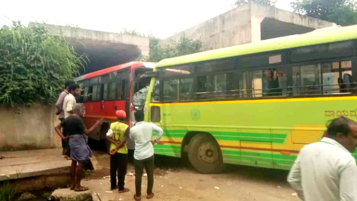 ಸಾರಿಗೆ ಬಸ್​ಗಳ ನಡುವೆ ಮುಖಾ-ಮುಖಿ ಡಿಕ್ಕಿಯಾಗಿ  20ಕ್ಕೂ ಅಧಿಕ ಪ್ರಯಾಣಿಕರಿಗೆ ಗಾಯ