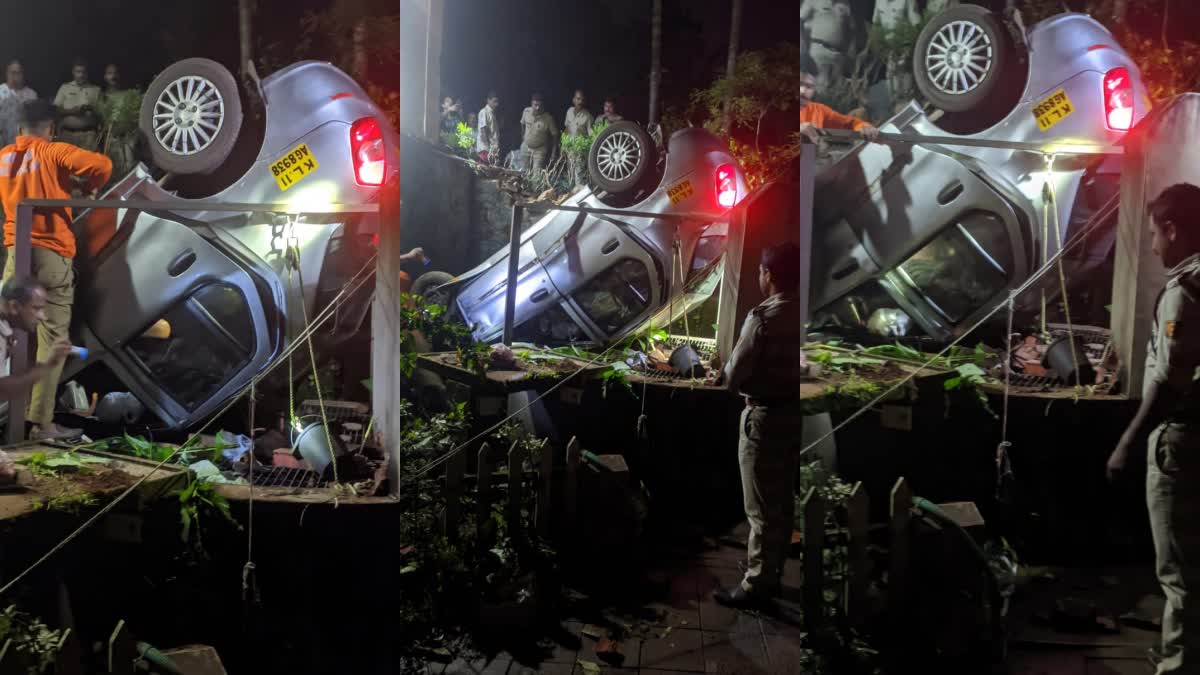 കാർ നിയന്ത്രണം വിട്ടു മറിഞ്ഞു  കാറ് കിണറിലേക്ക് മറിഞ്ഞു  കോഴിക്കോട് കാർ മറിഞ്ഞു  CAR ACCIDENT IN KOZHIKODE