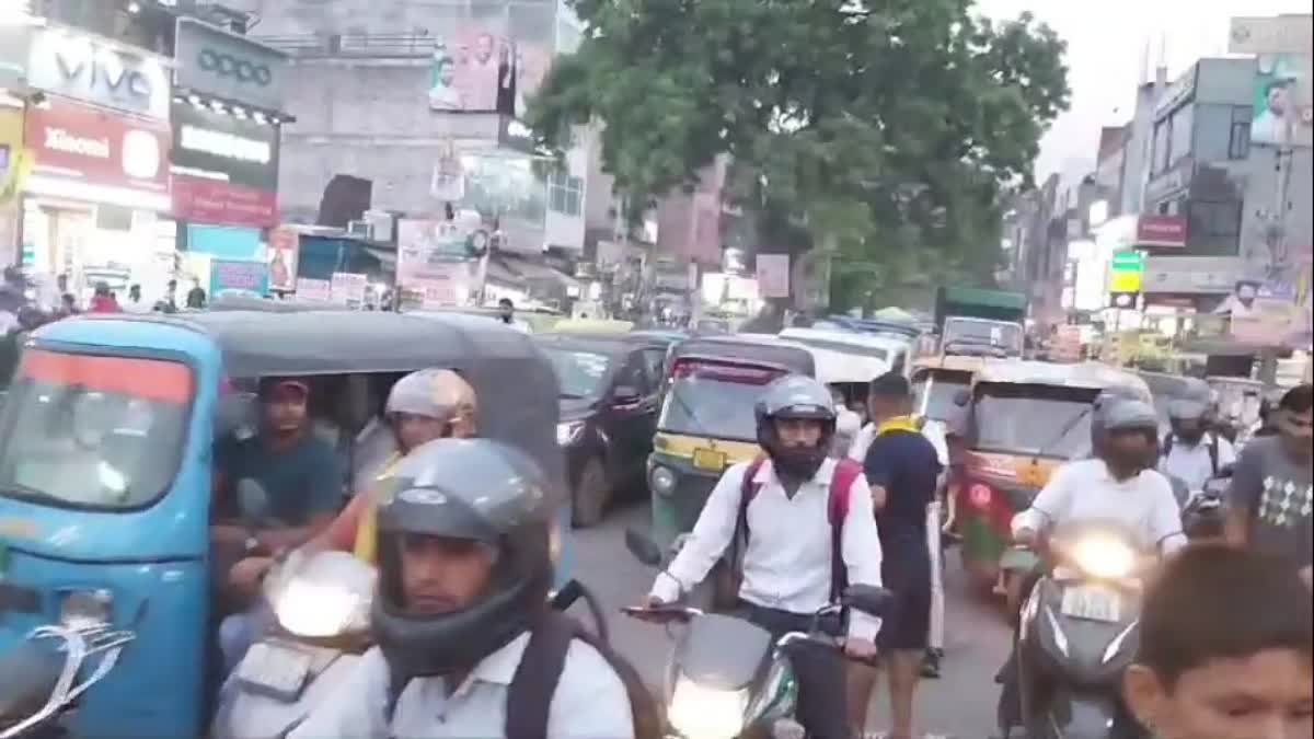 कैनाल नहर पर पुल निर्माण में देरी से लोग परेशान