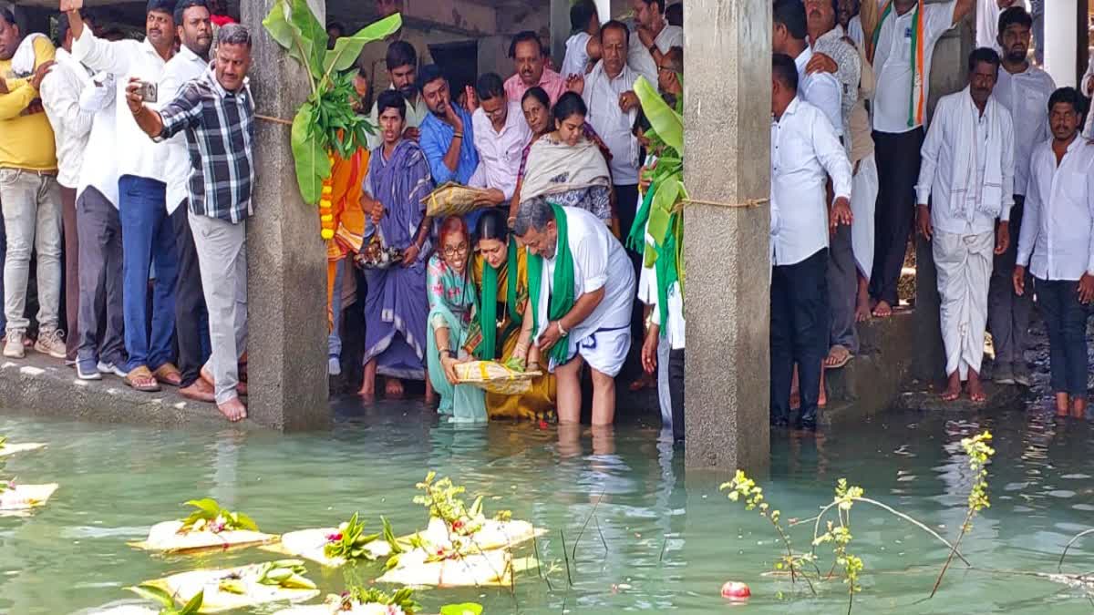 Minister Mallikarjuna couple offer Bagina to bhadra reserviour