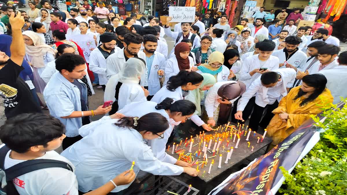 Doctors in Udhampur paid tribute to the doctor who died in Kolkata