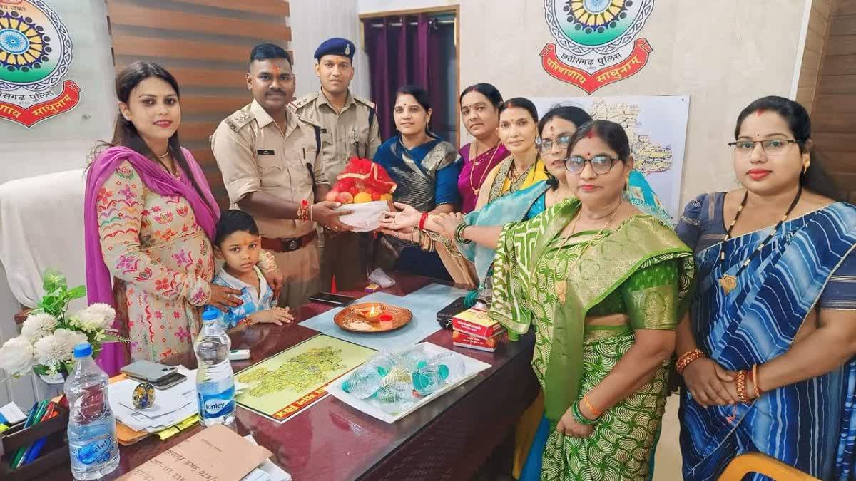 Sisters tied Rakhi to police Jawan