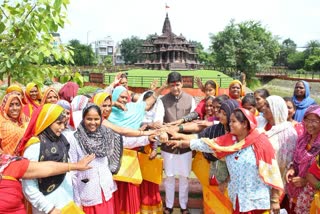 NAGAR NIGAM FEMALE WORKER FREE BUS