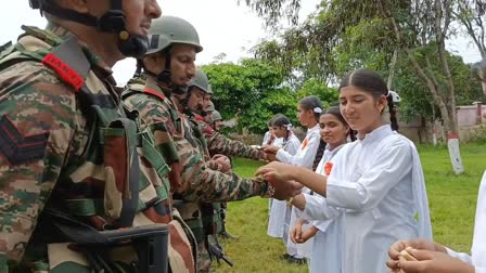 جموں کشمیر میں بہنیں سرحد کی حفاظت کرنے والے فوجی جوانوں کو راکھی باندھ رہی ہیں۔