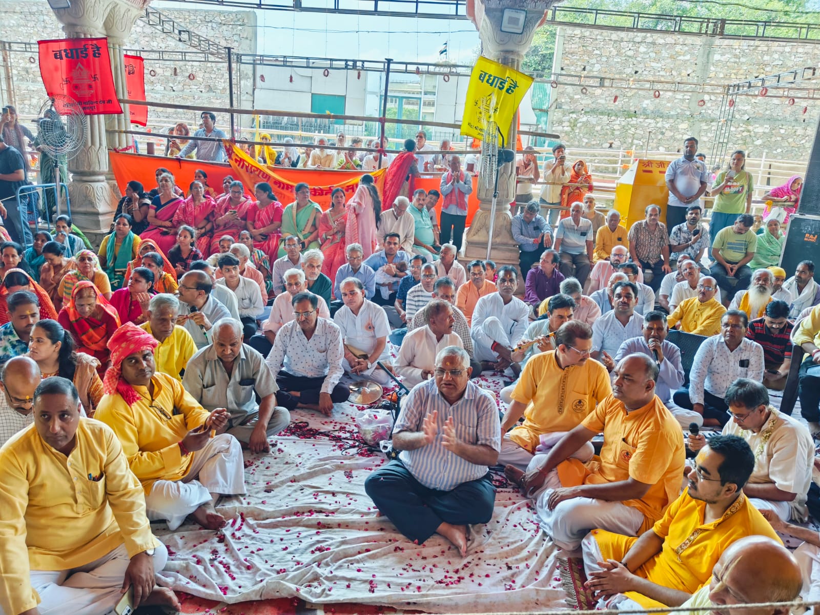 मंदिर प्रांगण में विभिन्न संकीर्तन मंडलों की ओर से सत्संग