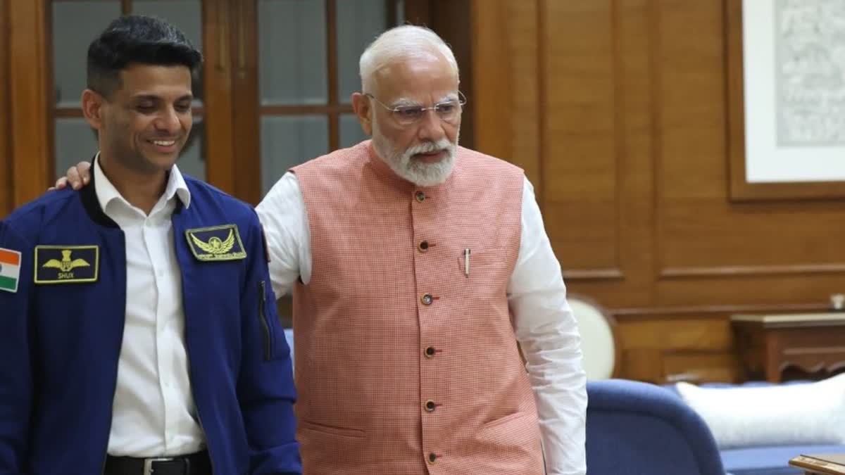 अंतरिक्ष यात्री शुभांशु शुक्ला ने की पीएम मोदी से मुलाकात, प्रधानमंत्री ने  गर्मजोशी से गले लगाकर स्वागत किया