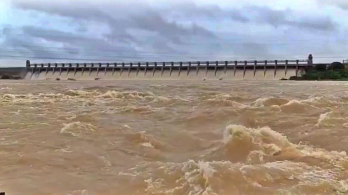 notice-to-close-traffic-on-gangavathi-kampli-bridge-after-more-water-release-from-tungabhadra-dam