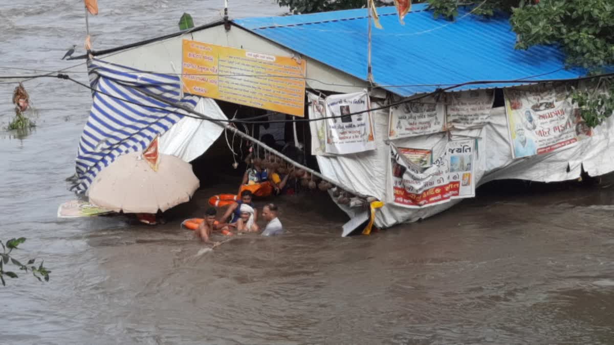 Surat Rain Update : સુરતમાં તાપી નદીના પાણીમાં ત્રણ પૂજારી ફસાઇ ગયાં, ફાયર ટીમ દ્વારા રિંગ બોડી લઇને રેસ્ક્યુ