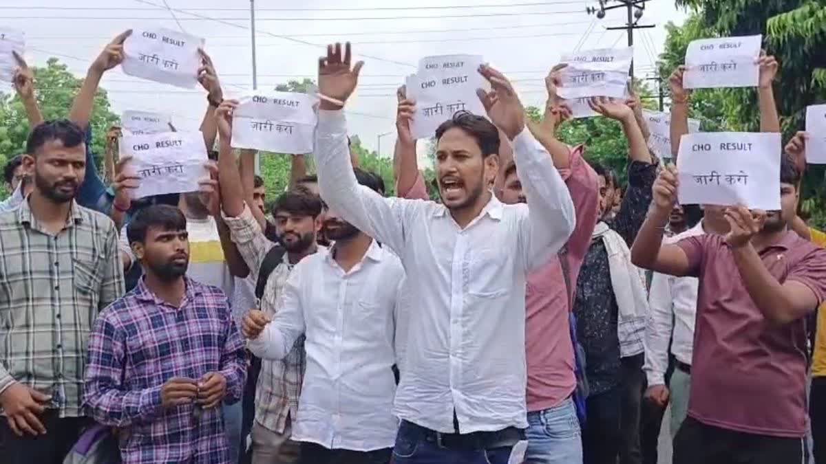 Protest at Parsadi Lal Meena residence