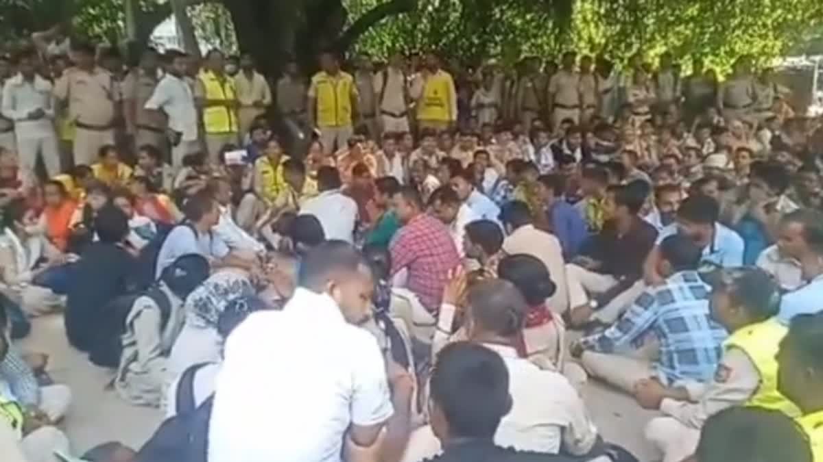 दिल्ली: मंत्री आतिशी के घर के बाहर सिविल डिफेंस कर्मचारियों का धरना  प्रदर्शन, जानें वजह