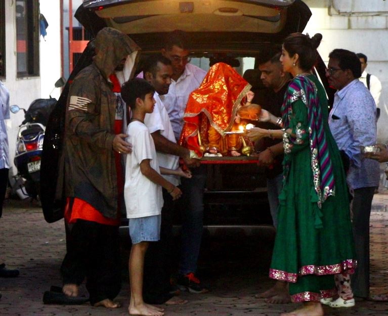 Shilpa Shetty bring Bappa home