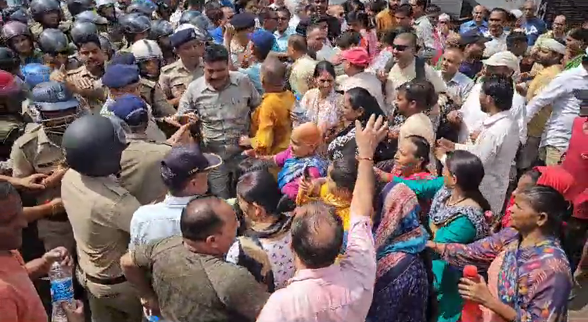 scuffle between villagers and administration in Rishikesh