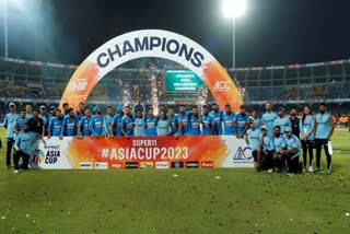 Who Lifted Asia Cup 2023 Trophy  India vs Sri Lanka  Raghu Raghavendra  Asia Cup 2023 Trophy Lifted person  First throw down specialist of Indian  Virat kohli  Asia Cup 2023  Virat Kohli on throw down specialists  ഏഷ്യ കപ്പ് 2023  രഘു രാഘവേന്ദ്ര  ത്രോ ഡൗൺ സ്പെഷ്യലിസ്റ്റ്  ഇന്ത്യ vs ശ്രീലങ്ക