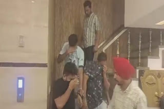 Amritsar police arrested 11 youths who were playing gambling in the hotel