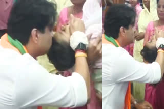 Scindia Kissed Baby Girl