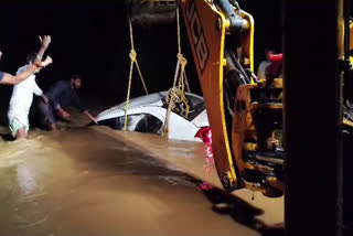 A_car_stuck_in_flood_water_in_Gadasingupuram