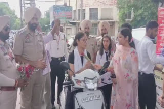 In Jalandhar, the police gave roses to traffic rule breakers