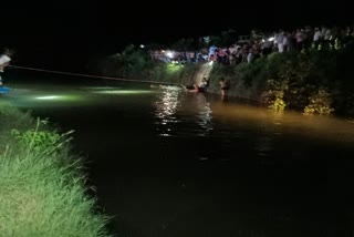 car drowns in pond in vidisha