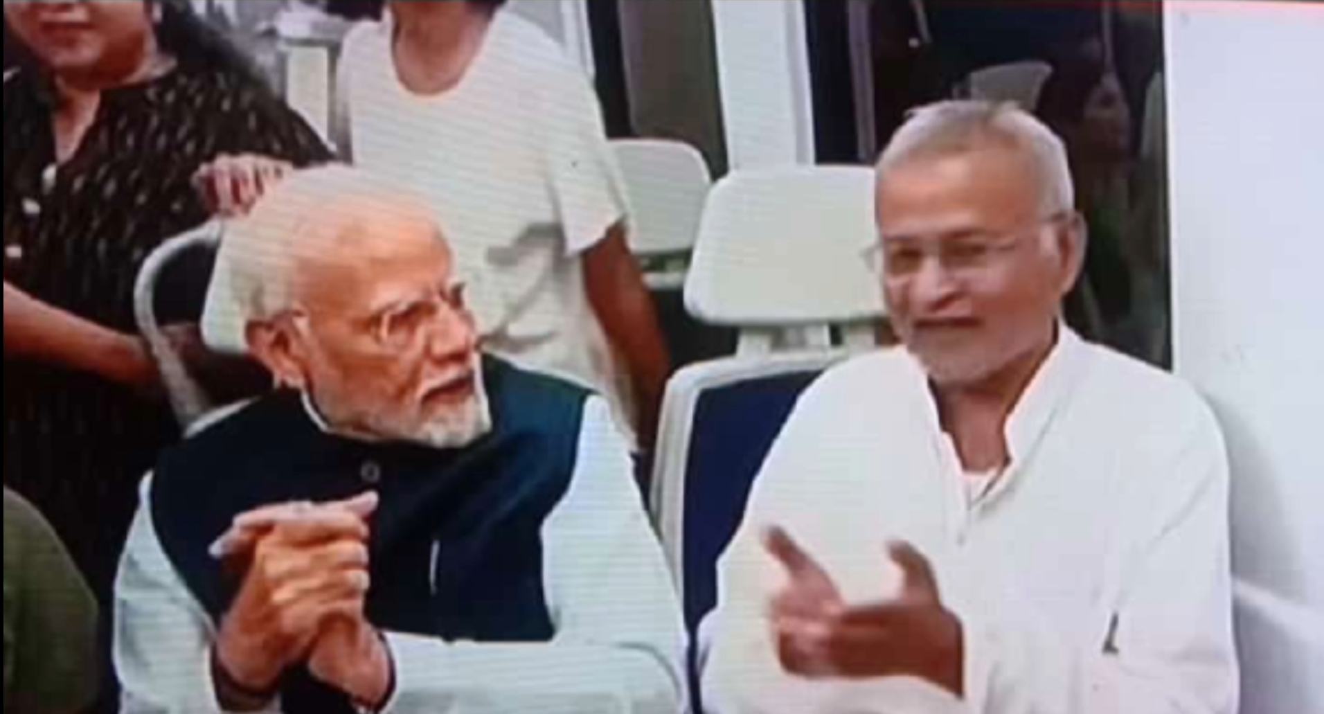 दिल्ली मेट्रों में प्रधानमंत्री नरेंद्र मोदी से बात करते राम बहादुर शाह