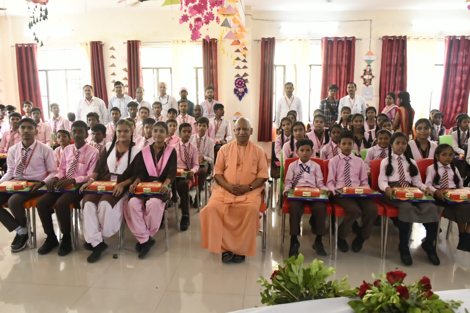 सीएम को अपने बीच पाकर बच्चे काफी खुश दिखाई दिए.