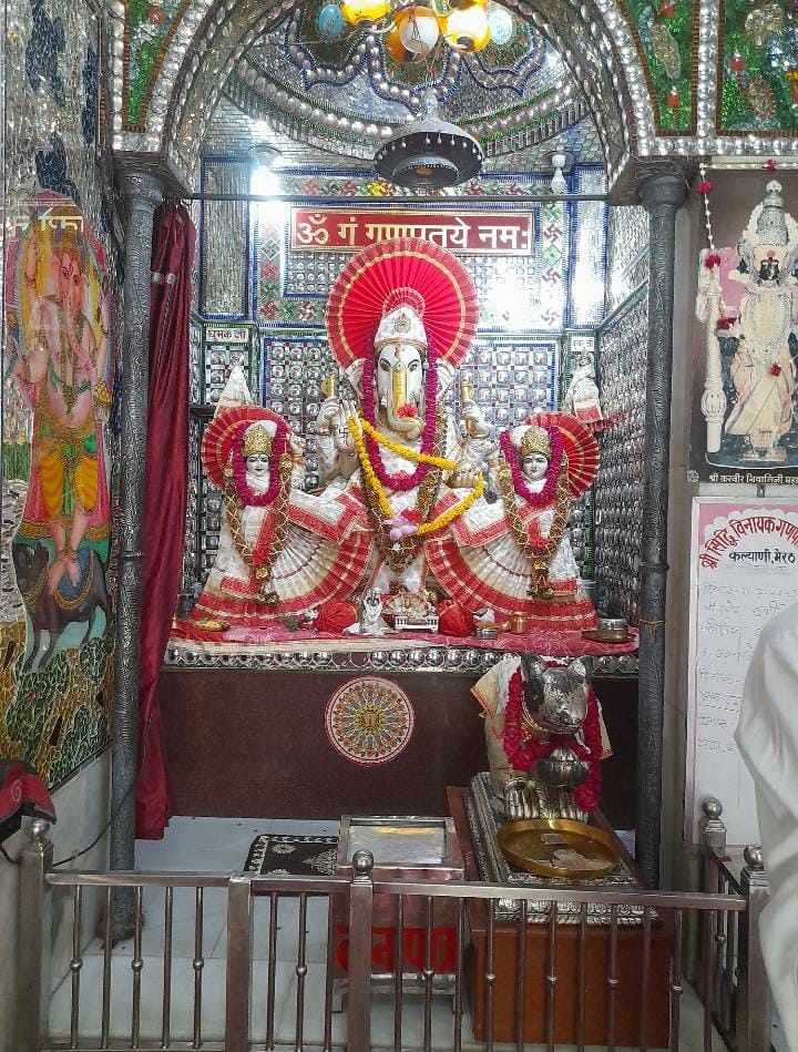 मंदिर में भगवान गणेश के वाहन की मूर्ति भी है.