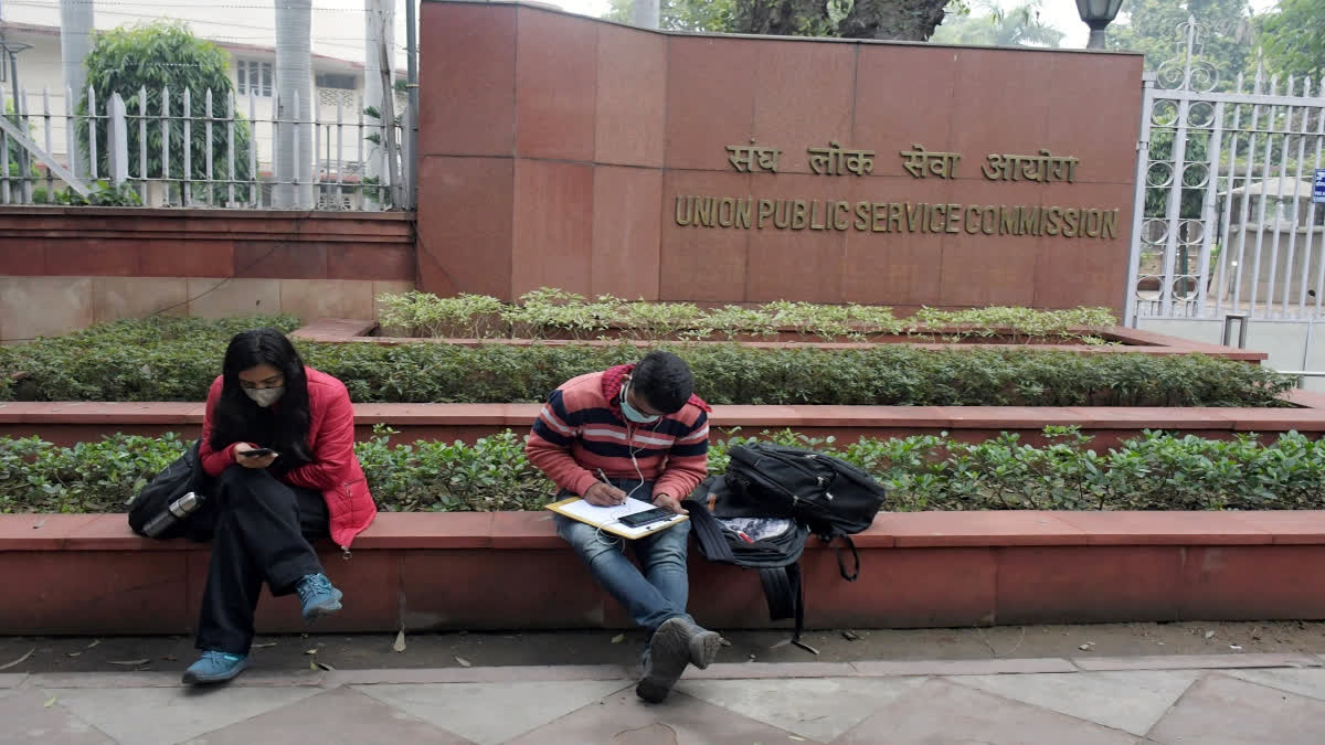 Aspirants sit outside UPSC Bhavan