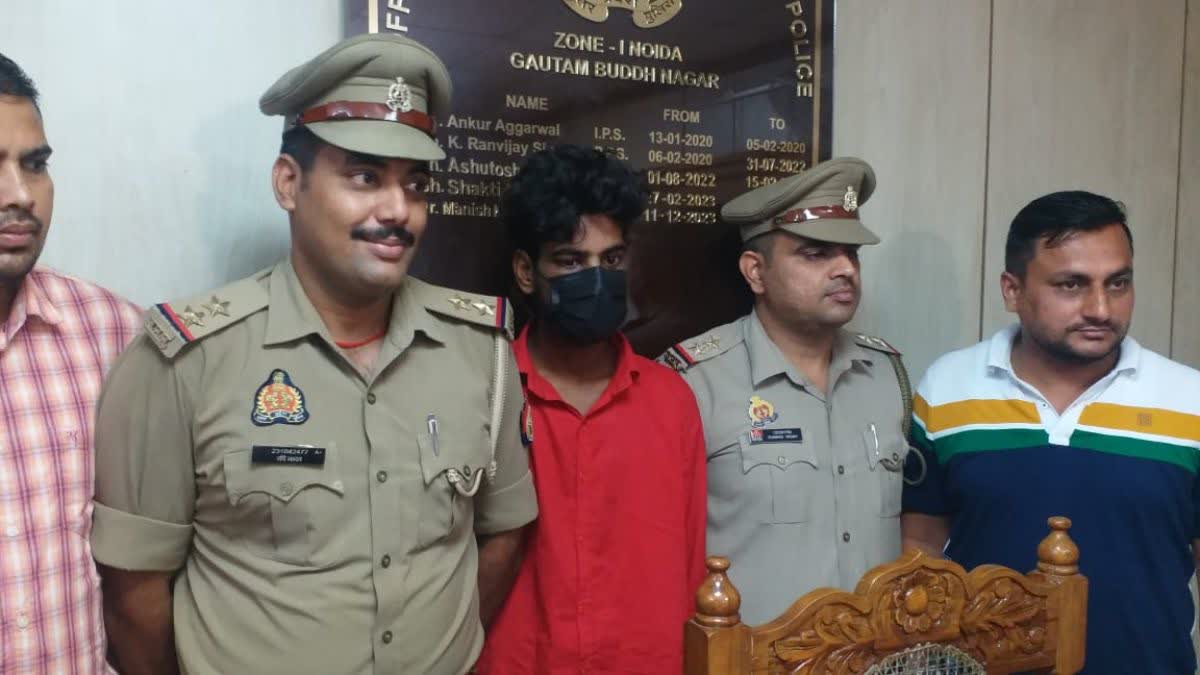 पुलिस से साथ आरोपी