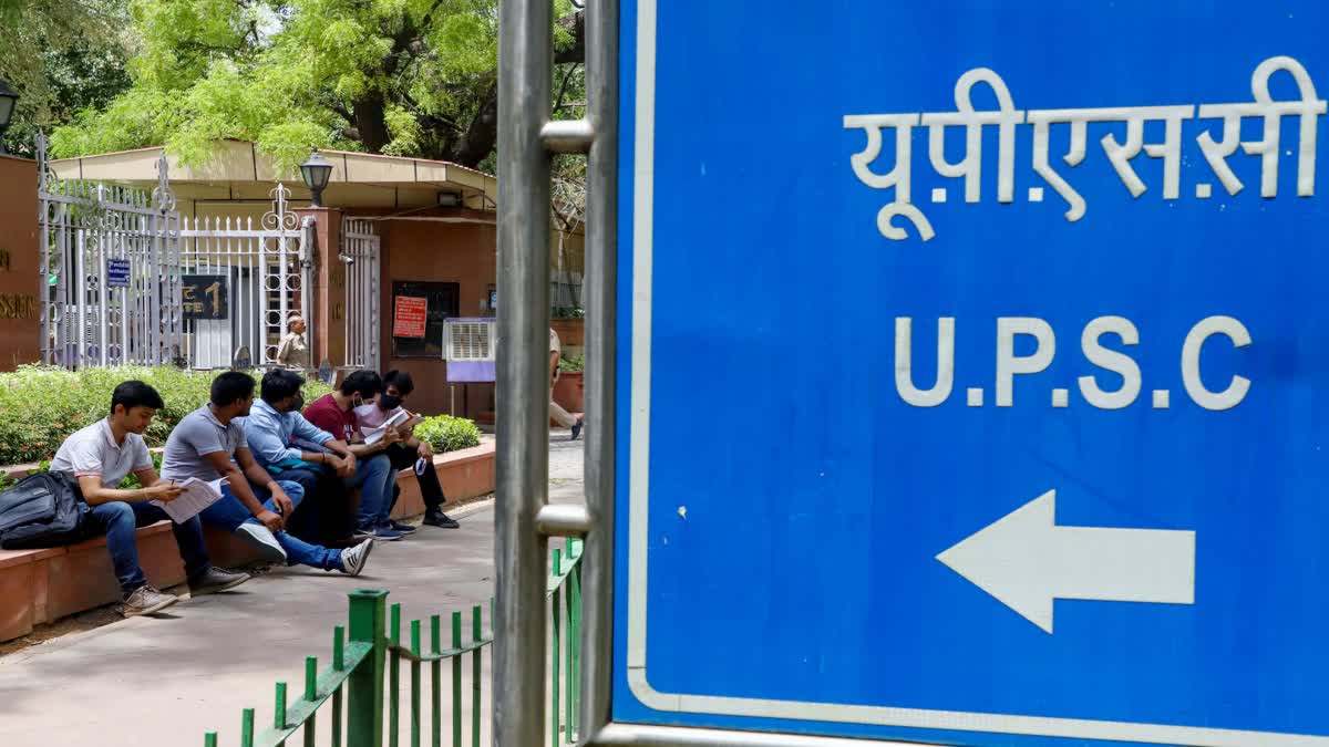 Aspirants sit outside UPSC Bhavan