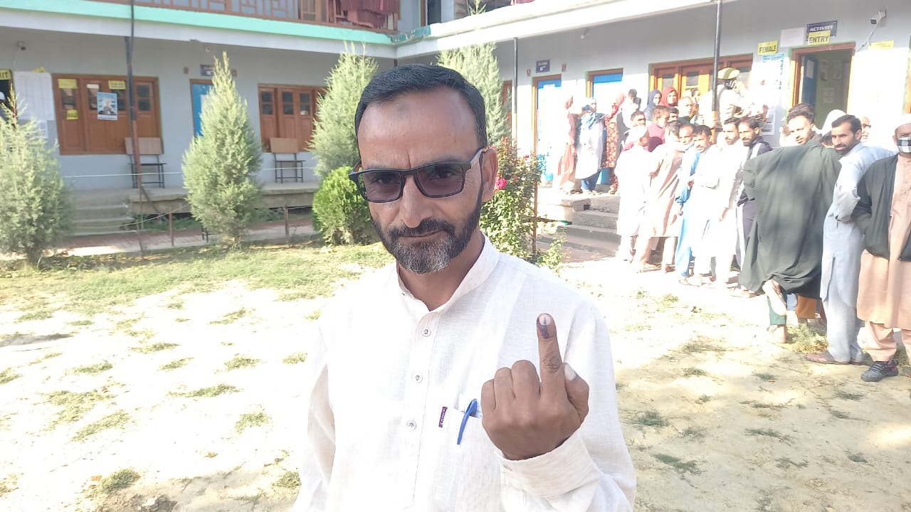 JeI backed indepdent candidate for Pulwama assembly seat Dr Talat Majid shows his inked finger after casting vote in Goripora Pulwama on Wednesday, Sept 18, 2024