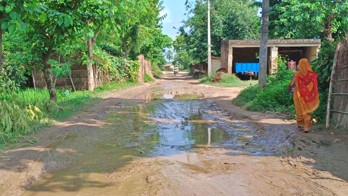 बेतिया में जर्जर सड़क