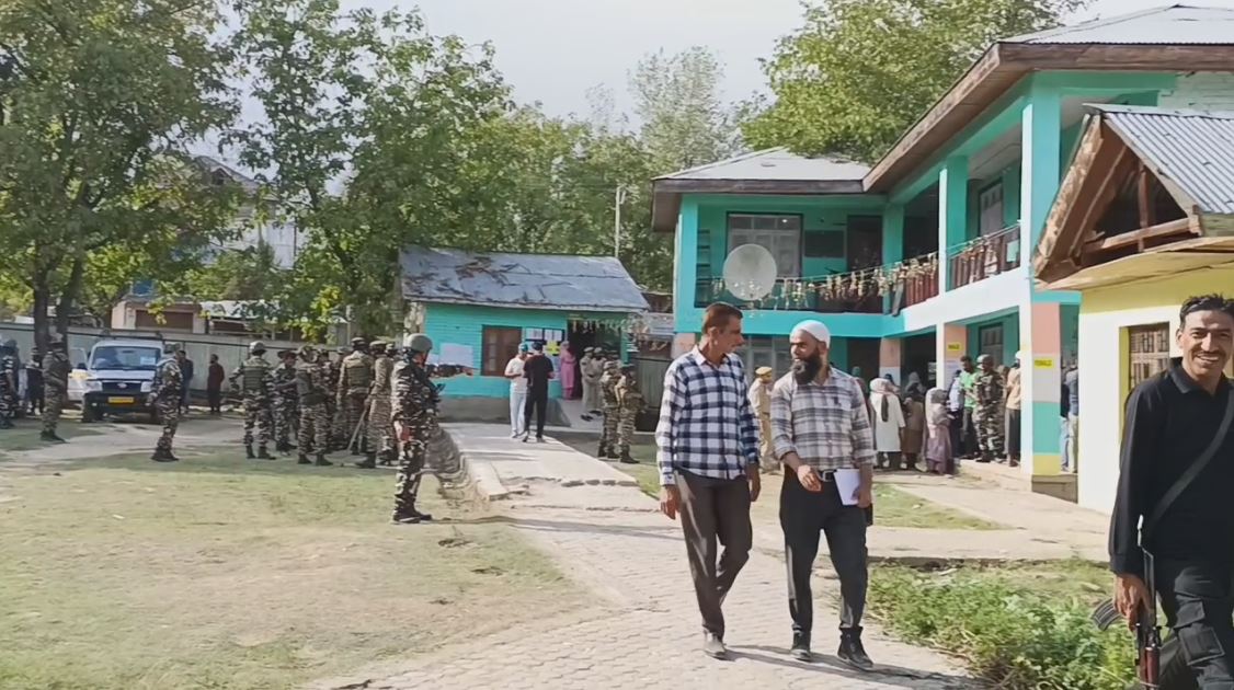 clash at the polling station at bellow pulwama