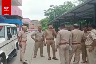 मथुरा में पुलिस पर हमला.