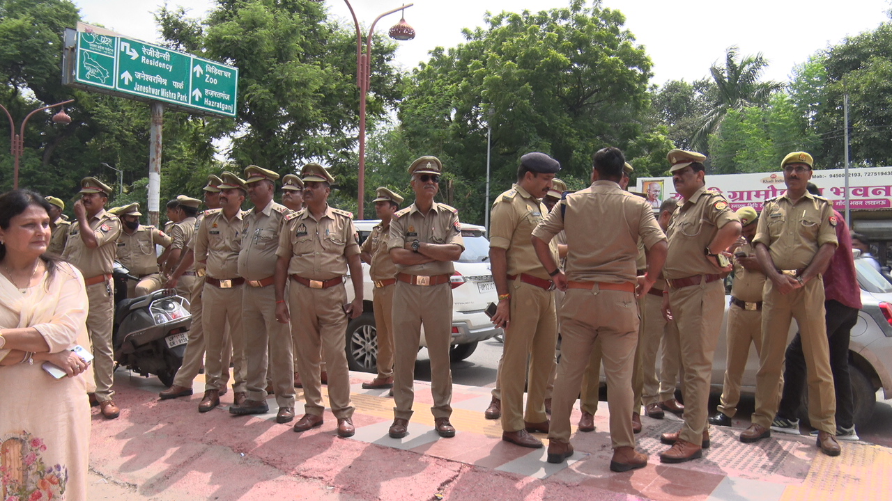 धरना स्थल पर मौजूद पुलिसकर्मी.