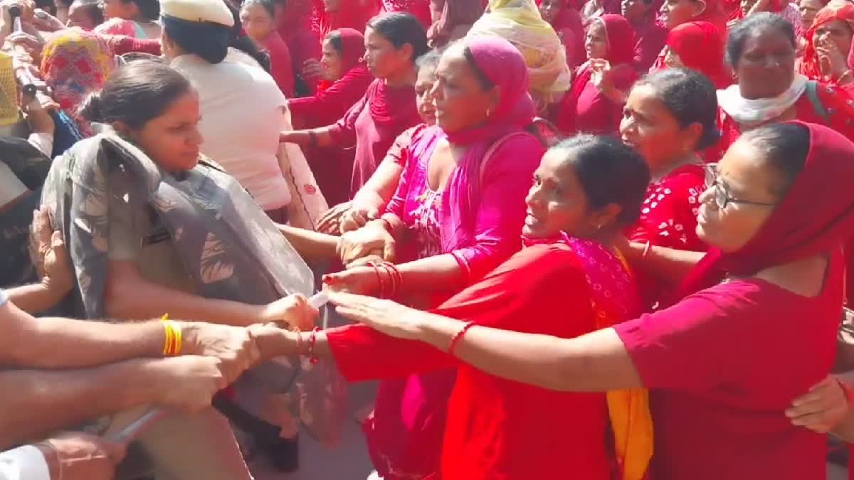 Asha workers scuffle with police in sirsa