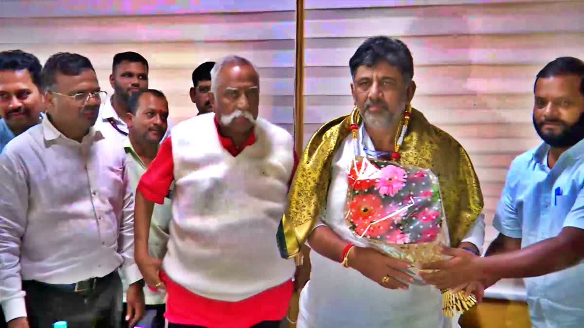 Congress leaders honored DCM DK Shivakumar.