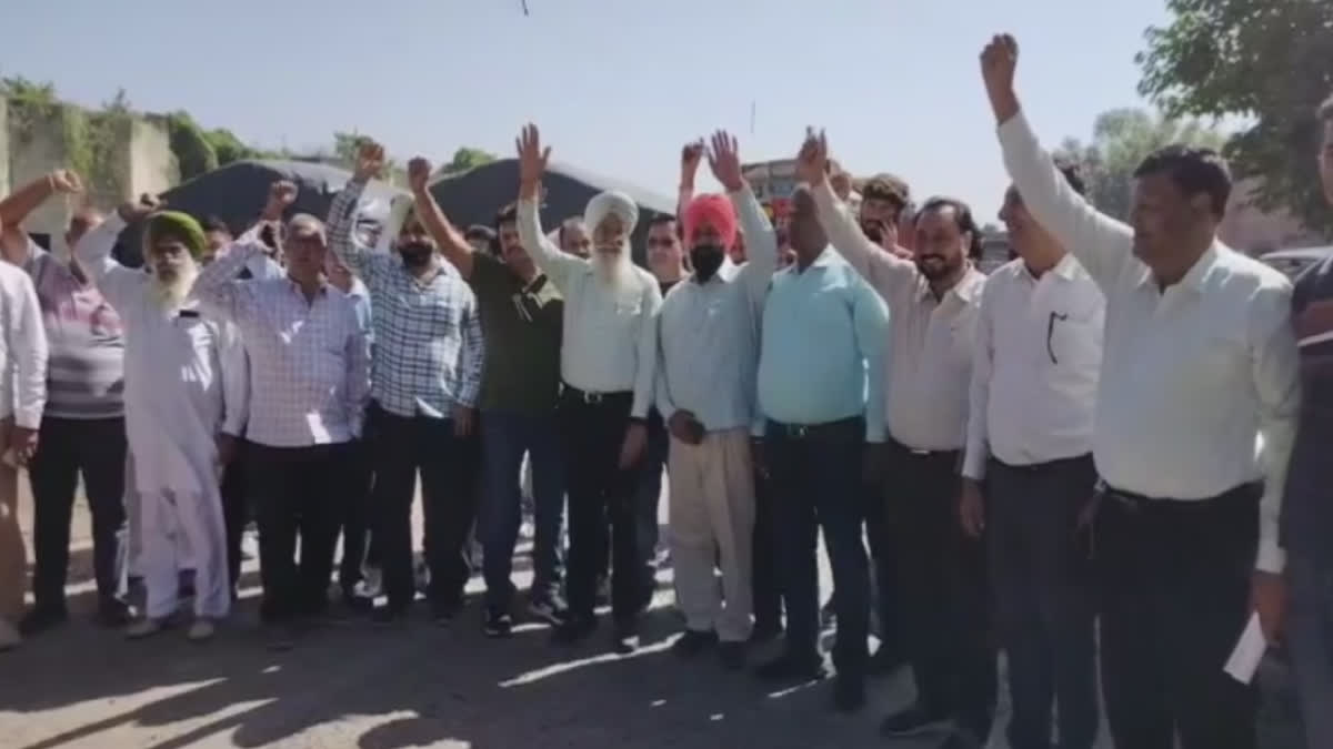 Sheller owners protested against the lifting by surrounding the food supply office in Anaj Mandi of sub tehsil Khanna of Ludhiana.