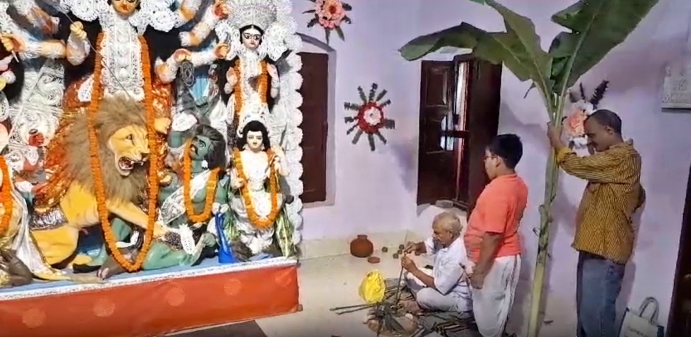 बांग्ला रीति रिवाज से मां दुर्गा की पूजा