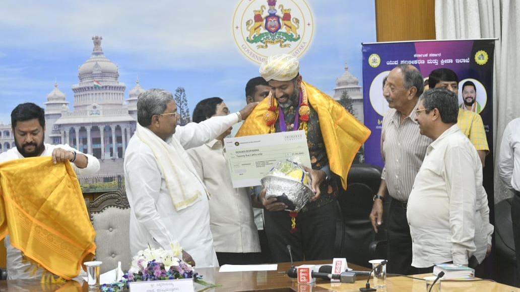 CM Siddaramaiah felicitated Asian Games medal winners