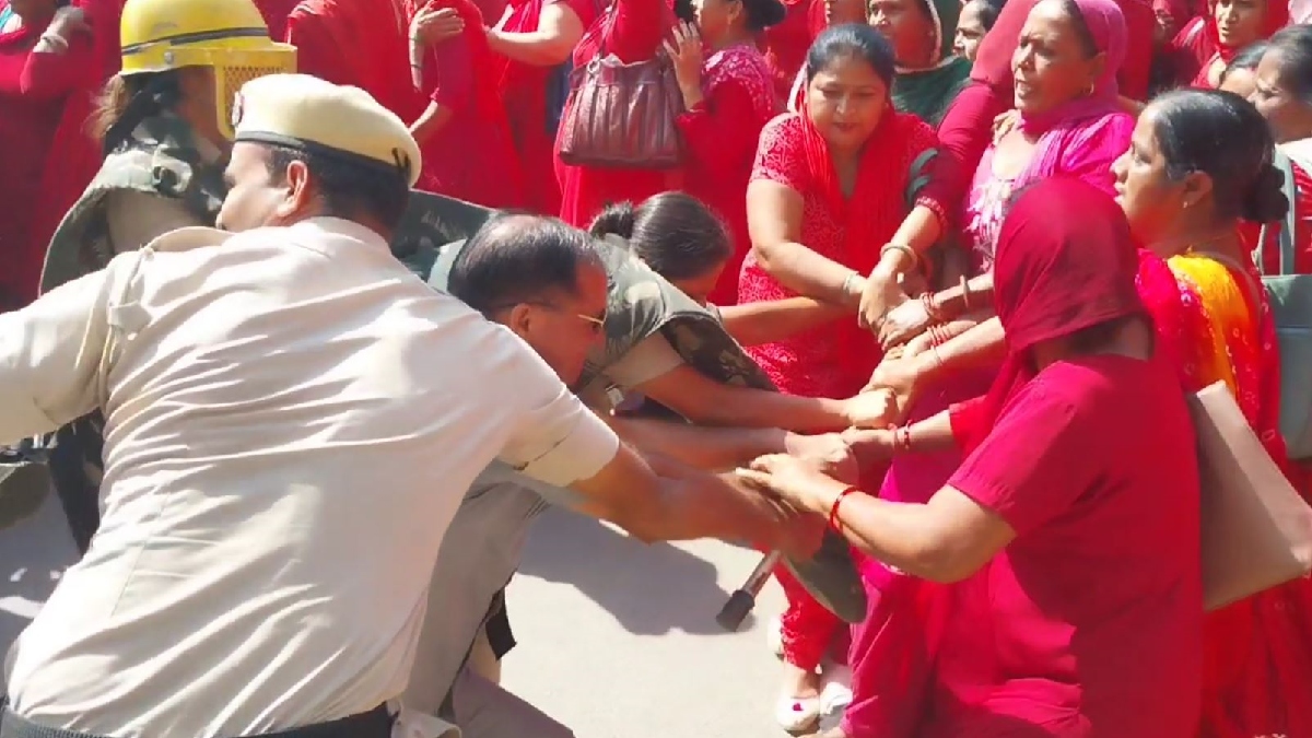 Asha workers scuffle with police in sirsa