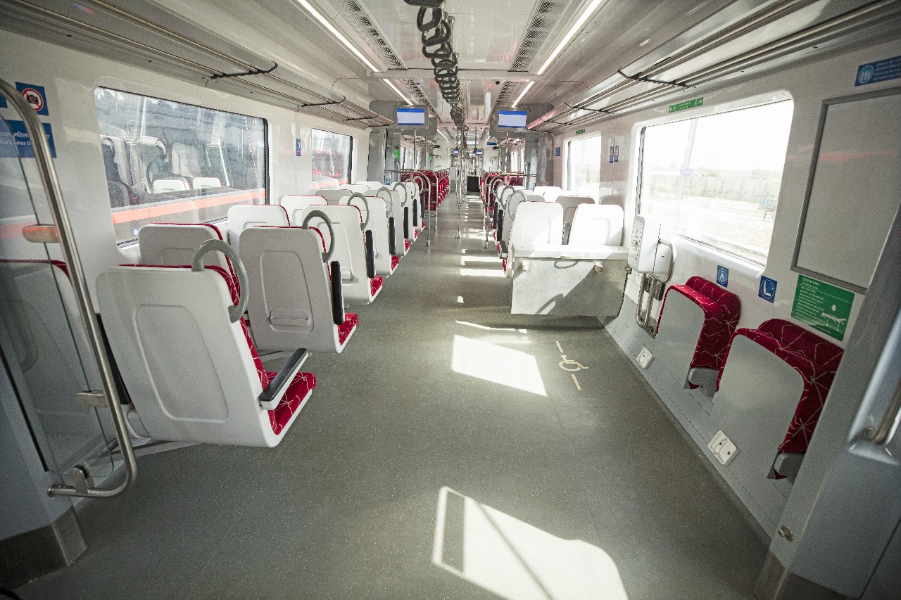 रैपिडएक्स ट्रेन में लगभग 1700 यात्री एक साथ यात्रा कर सकते हैं. हर स्टैंडर्ड कोच में 72 सीटें और प्रीमियम कोच में 62 सीटें उपलब्ध है