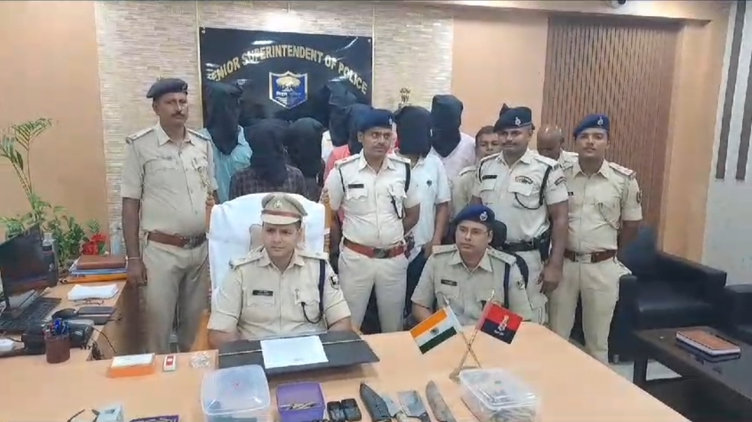 पुलिस की गिरफ्त में अपराधी.