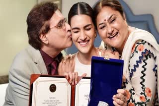 Kriti Sanon celebrates 69th National Film Awards win with her parents, see pics