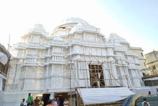 गुजरात के श्रुति मंदिर की तर्ज पर बना पंडाल