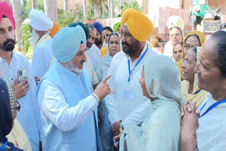 In Ludhiana Cabinet Minister Chetan Singh Jokamajra honored the family members of the martyrs